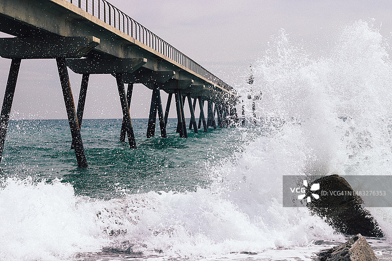 海浪拍打岩石的景色图片素材