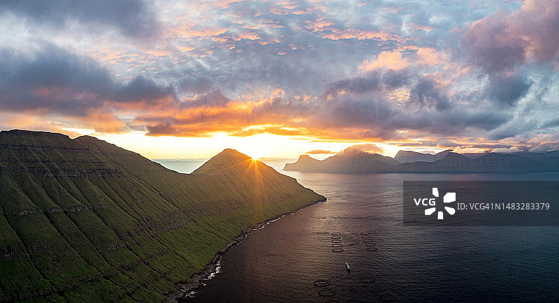 黎明时分海洋上方的壮丽天空图片素材