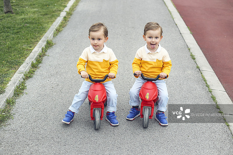 玩耍的双胞胎图片素材