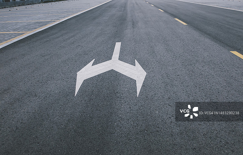 停车场旁边的道路，城市街道图片素材