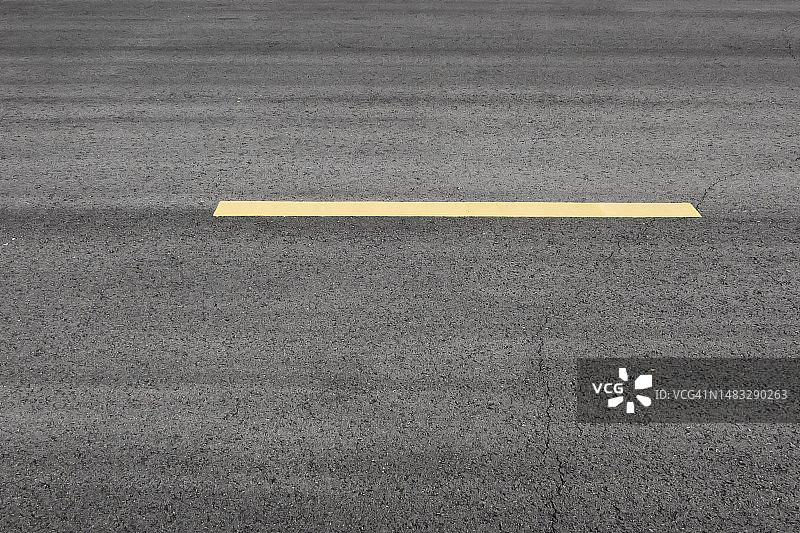 道路上的黄色标线图片素材