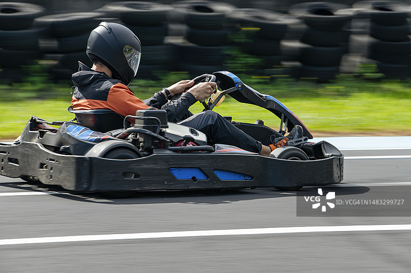 男子在赛道上驾驶卡丁车图片素材