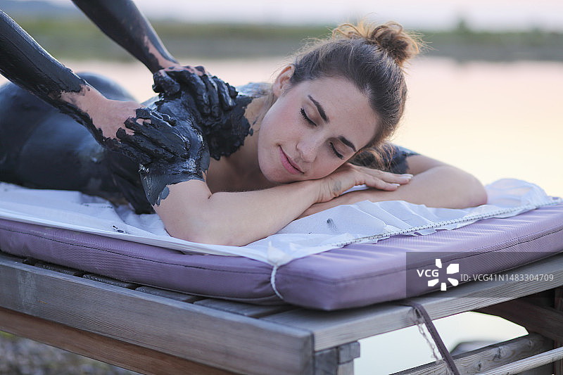 户外健康水疗中心的泥浆护理图片素材