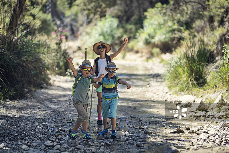 孩子们在安达卢西亚山区岩石小路上徒步旅行图片素材