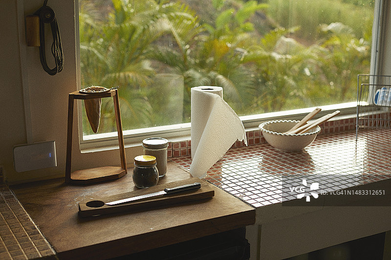 小厨房台面上的哥斯达黎加咖啡机图片素材