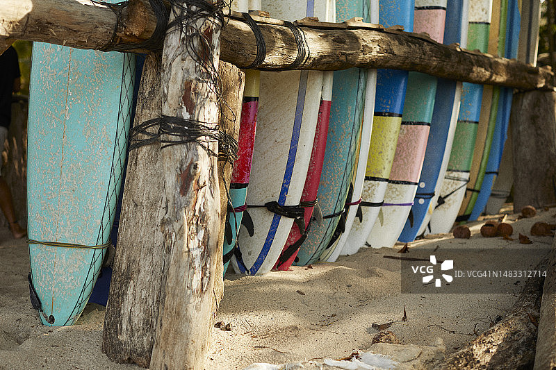 堆放在冲浪学校的冲浪板图片素材