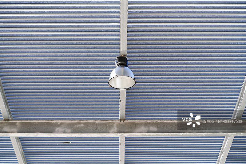波纹锡屋顶上的低角度照明灯图片素材