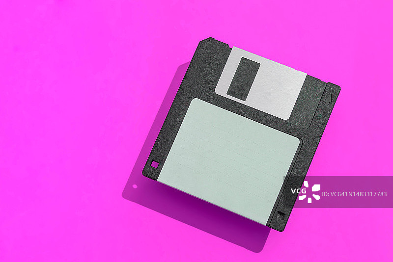 洋红色背景上的软盘图片素材