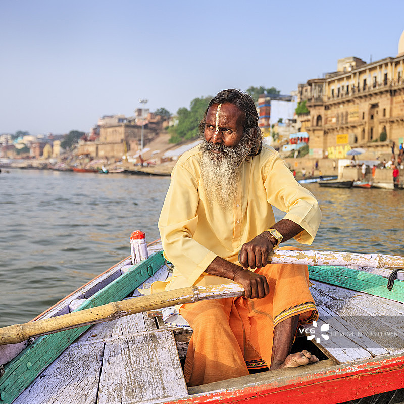 Sadhu 在瓦拉纳西的恒河上划船图片素材