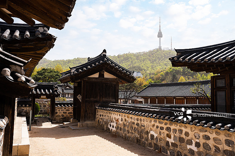 韩国首尔：首尔塔和传统房屋屋顶图片素材