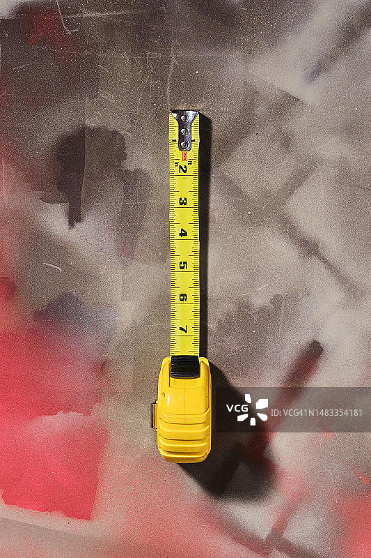 涂漆工作台上的卷尺图片素材