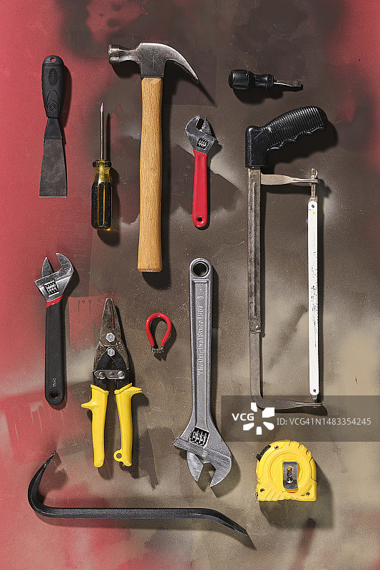 凌乱的彩绘工作台上摆放着手工工具图片素材