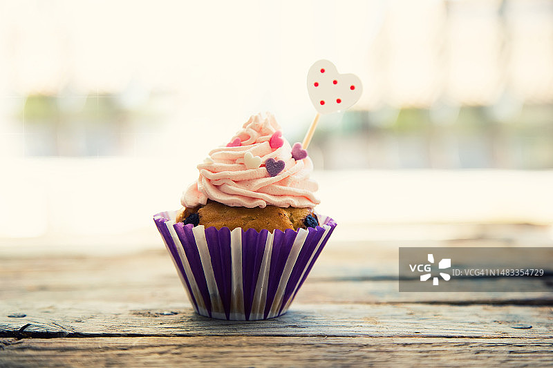 罗马尼亚桌上的纸杯蛋糕特写图片素材