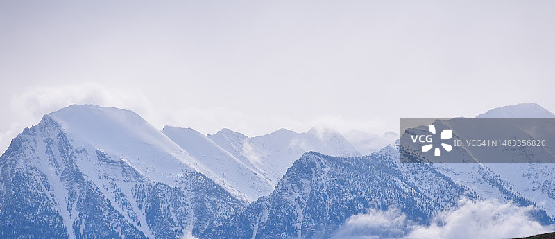 白雪皑皑的群山映衬着天空的美景图片素材