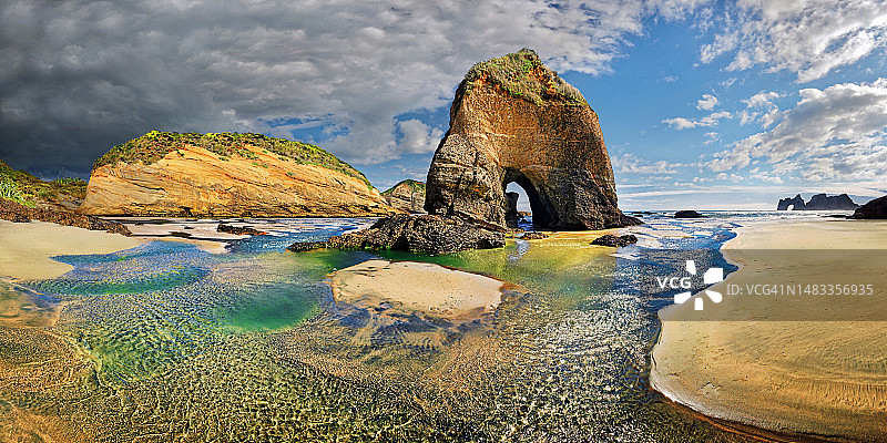海中岩石对着天空的美景图片素材