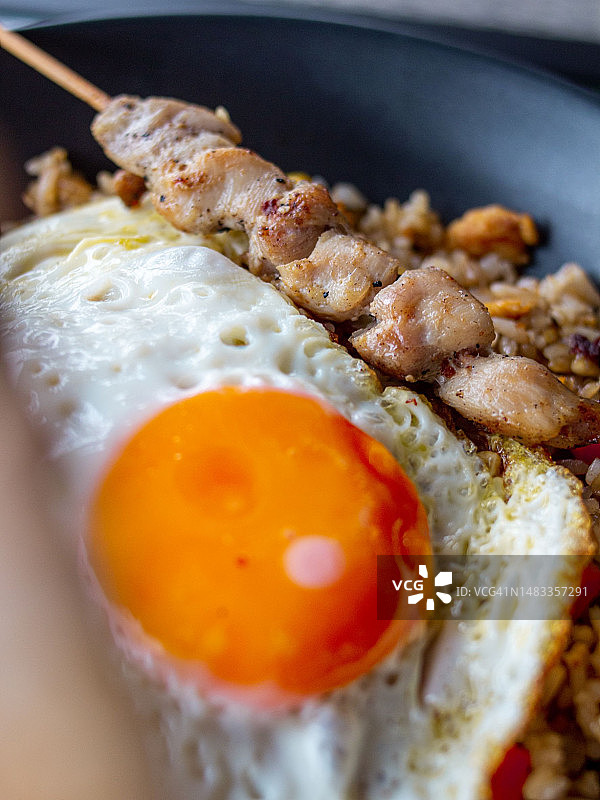 印尼炒饭配鸡蛋和沙爹图片素材