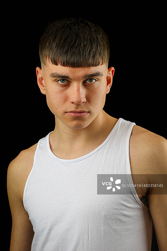 身穿白色无袖上衣的青少年男孩，英国伦敦图片素材