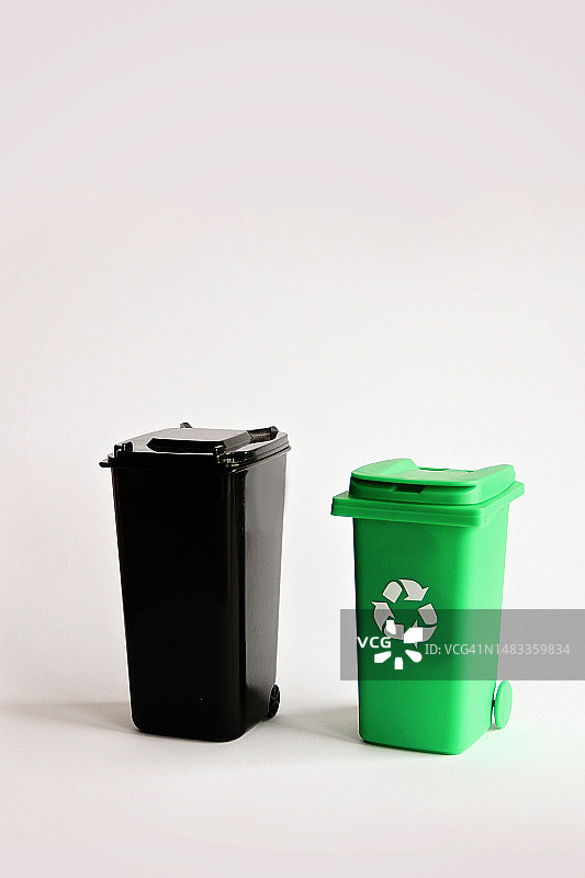 两个垃圾桶图片素材