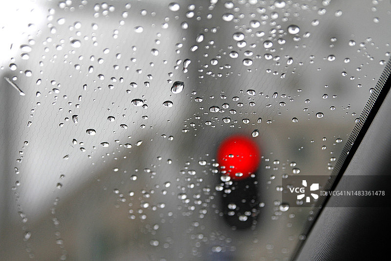 穿过窗户的雨滴图片素材
