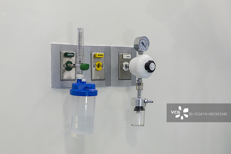手术室墙上的氧气、医用空气和真空连接图片素材