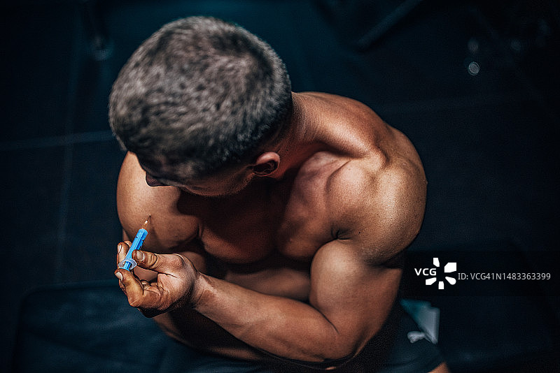 男子正在注射类固醇图片素材