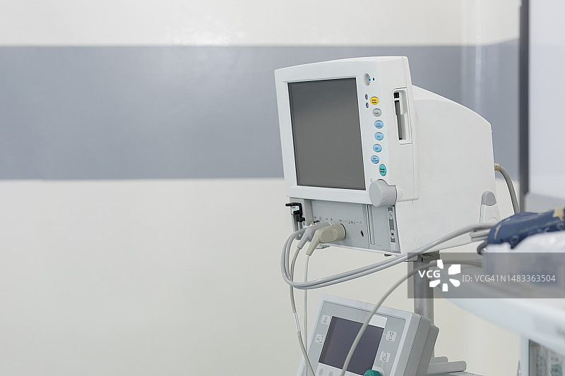 手术室里的心率监护仪，带文案空间图片素材