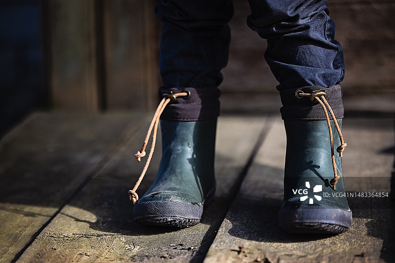 穿着雨靴的小男孩图片素材