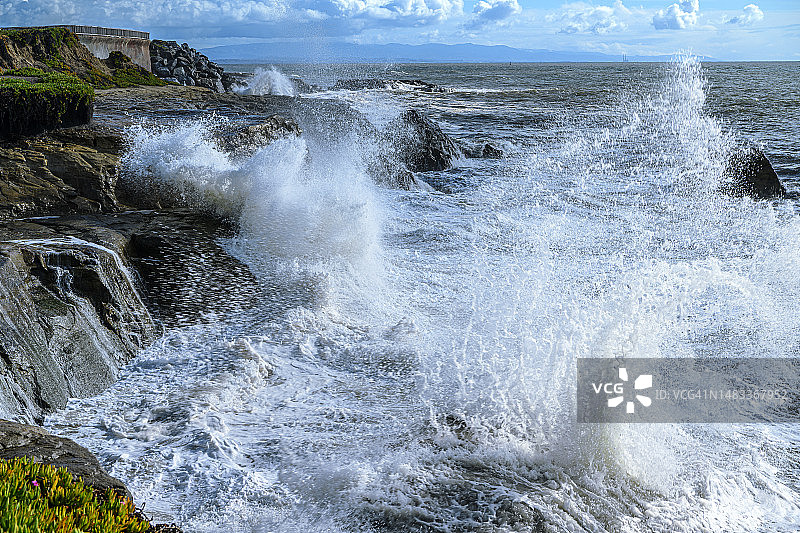 拍打海岸岩石的巨浪图片素材