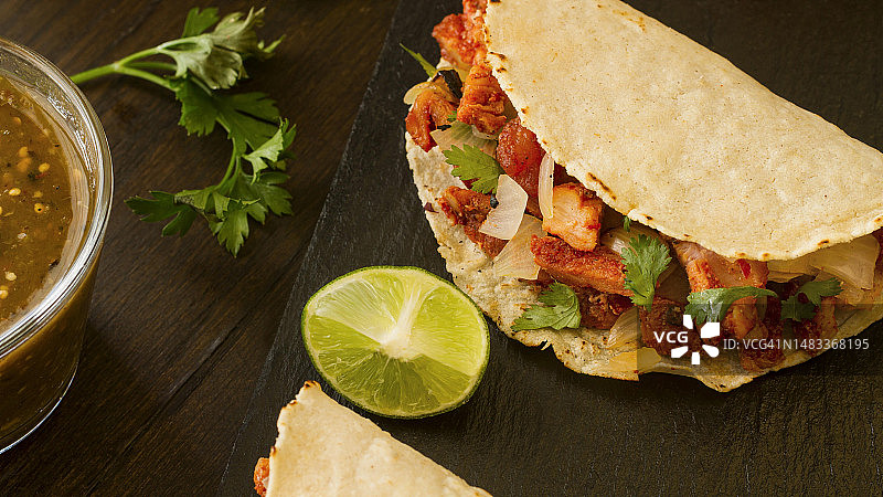 餐桌上食物的高角度视角图片素材