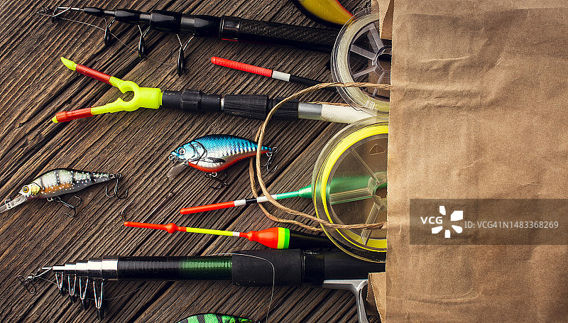 装有钓鱼必需品的纸袋俯视图图片素材