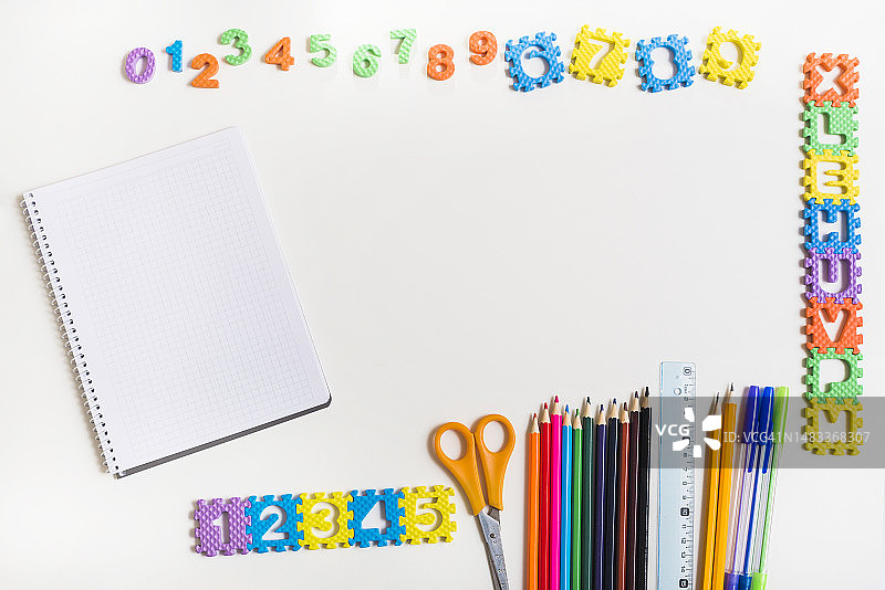 俯视角度拍摄的白色背景上的学习用品图片素材