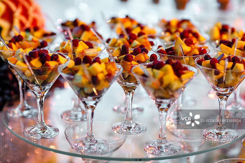 罗马尼亚生日婚礼宴会马提尼酒杯水果图片素材