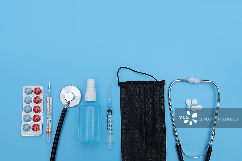 蓝色背景上的医疗物品和医生工作台，罗马尼亚图片素材