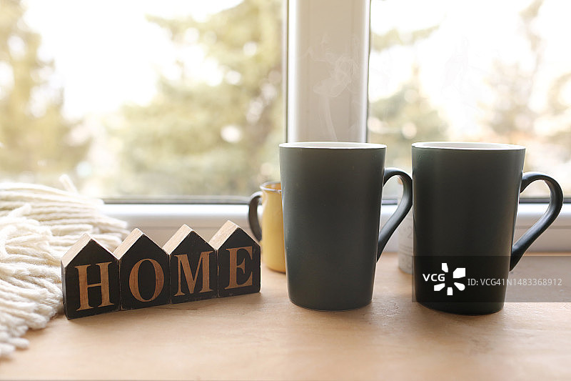 温馨家居装饰静物：木质字母HOME与热茶图片素材