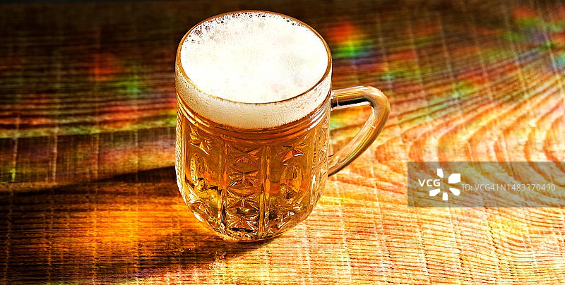 玻璃杯中的淡啤酒，波兰图片素材