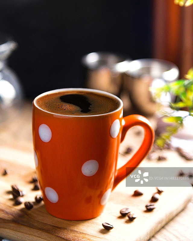 桌子上的咖啡杯特写图片素材