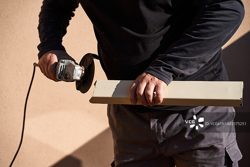 用电锯切割金属，火花四溅的工作场景图片素材