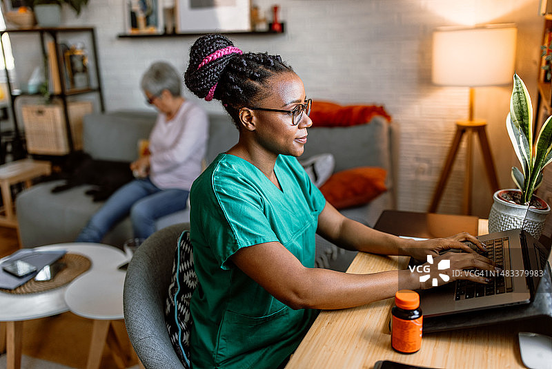 女家庭护理员肖像图片素材