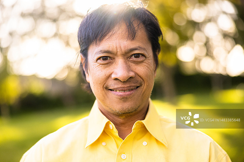 日落时户外成熟的亚洲男人肖像图片素材