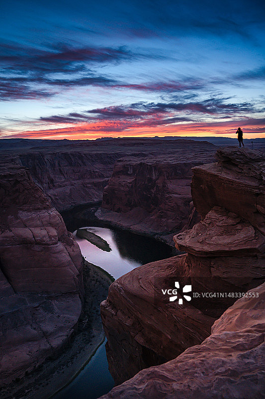一个女人在马蹄湾悬崖上看日落图片素材