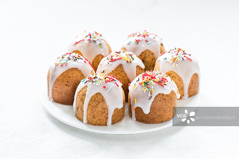 复活节假日，复活节蛋糕，糖霜和彩色糖屑装饰，圆形盘子上，特写图片素材