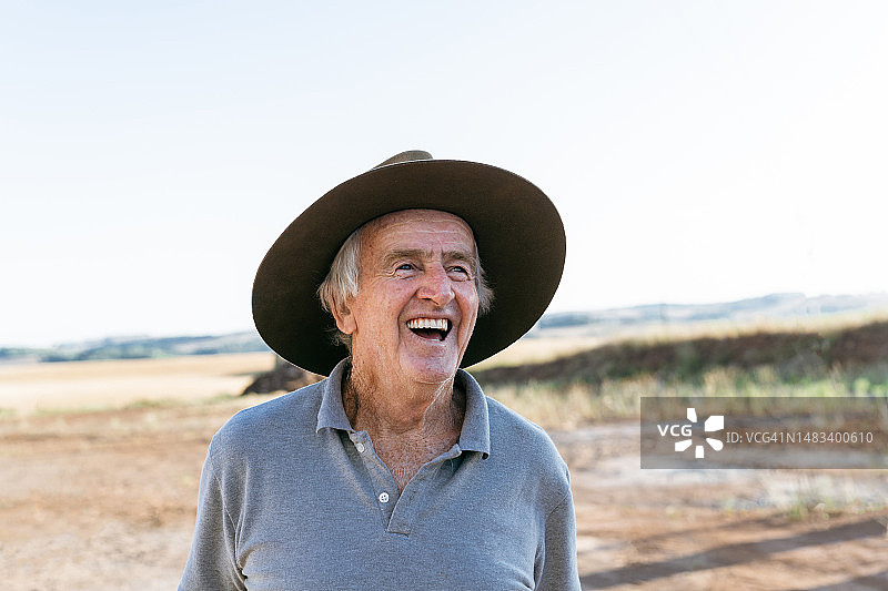年长的农民在笑图片素材