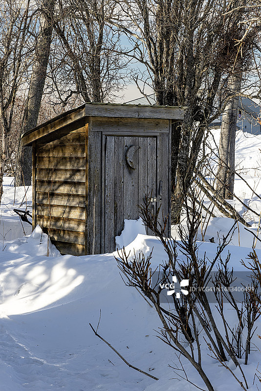冬季的户外厕所图片素材