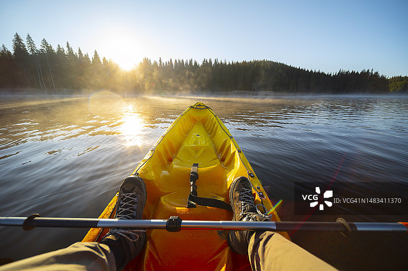日出时分在湖上划皮划艇图片素材