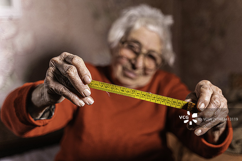 奶奶缝纫师图片素材