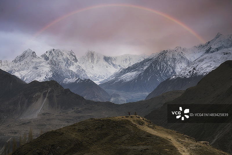 从巴基斯坦罕萨山谷看到的喀喇昆仑公路景色图片素材