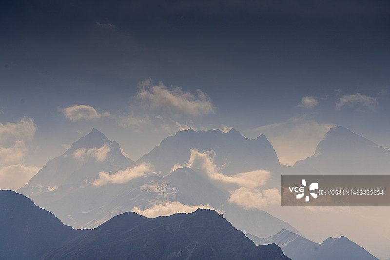 从巴基斯坦罕萨山谷看到的喀喇昆仑公路景色图片素材