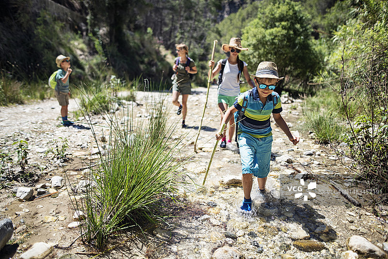 幸福家庭在安达卢西亚山脉溪流中徒步旅行图片素材