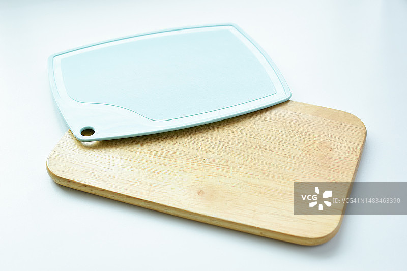 蓝棕色木制砧板，白色背景，厨房烹饪用具图片素材