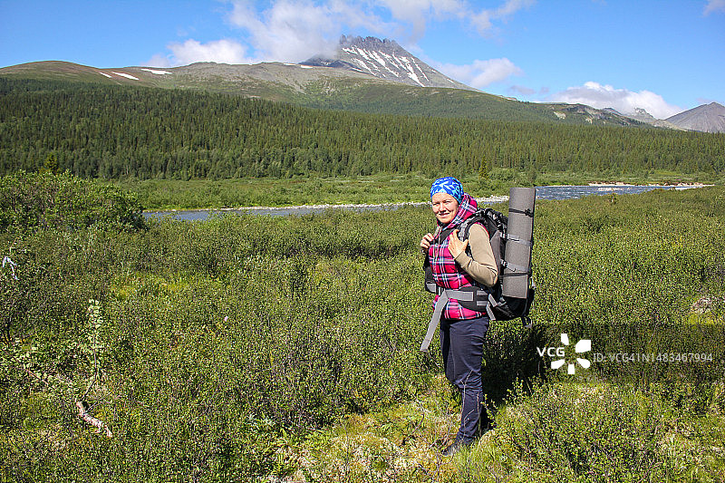 女游客准备攀登俄罗斯亚极地乌拉尔山脉的马纳拉加峰图片素材